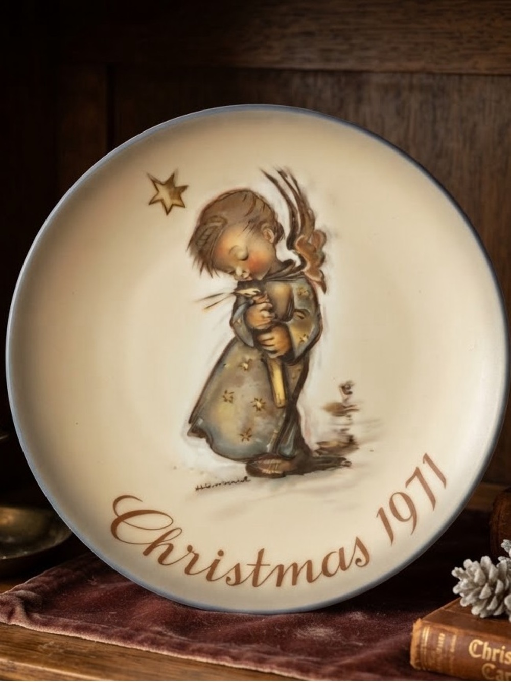 Vintage-Style Christmas 1971 Decorative Plate - Cream with Brown Accents